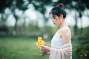 Strolling Along the Riverbank at Night, Enjoying the Leisurely Moments Strolling Along the Riverbank at Night, Enjoying the Leisurely Moments